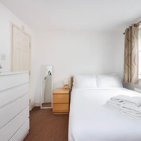 Vibrant Clapham Double Bedroom London Exterior photo