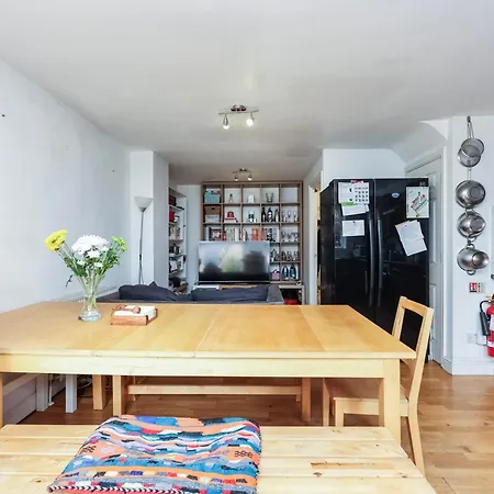 Vibrant Clapham Double Bedroom London Exterior photo