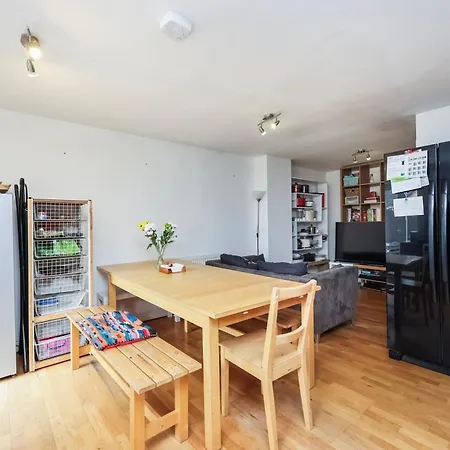 Vibrant Clapham Double Bedroom London Exterior photo