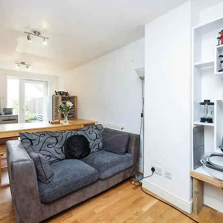 Vibrant Clapham Double Bedroom London Exterior photo